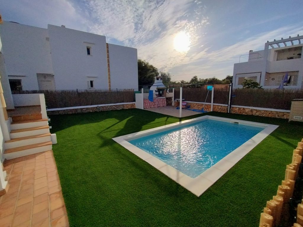 Área de piscina con césped artificial antideslizante