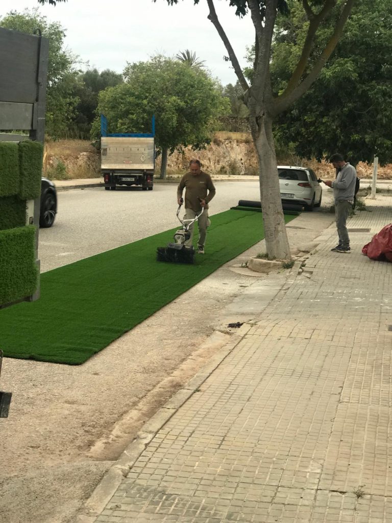 Instalación profesional de césped artificial sobre tierra compactada – Planeta Césped