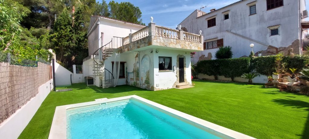 Colocación de césped artificial en vivienda particular, listo para disfrutar sin mantenimiento