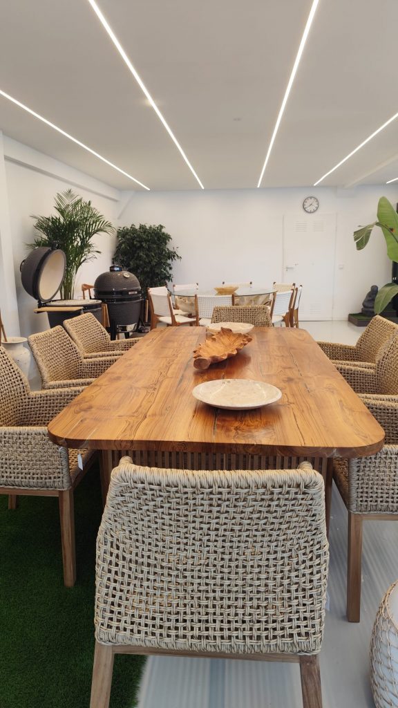 Mobiliario de jardín en Mallorca con estilo y resistencia. Descubre las opciones de Planeta Césped para tu espacio exterior.