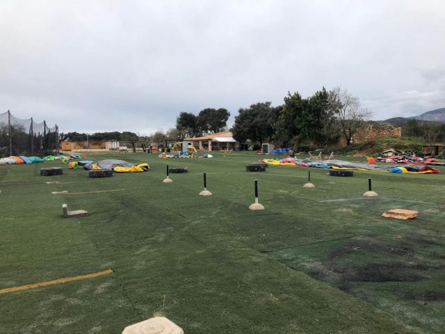 2adce36c-86ab-483f-bf03-555f7db12783 Parque infantil renovado con césped artificial nuevo