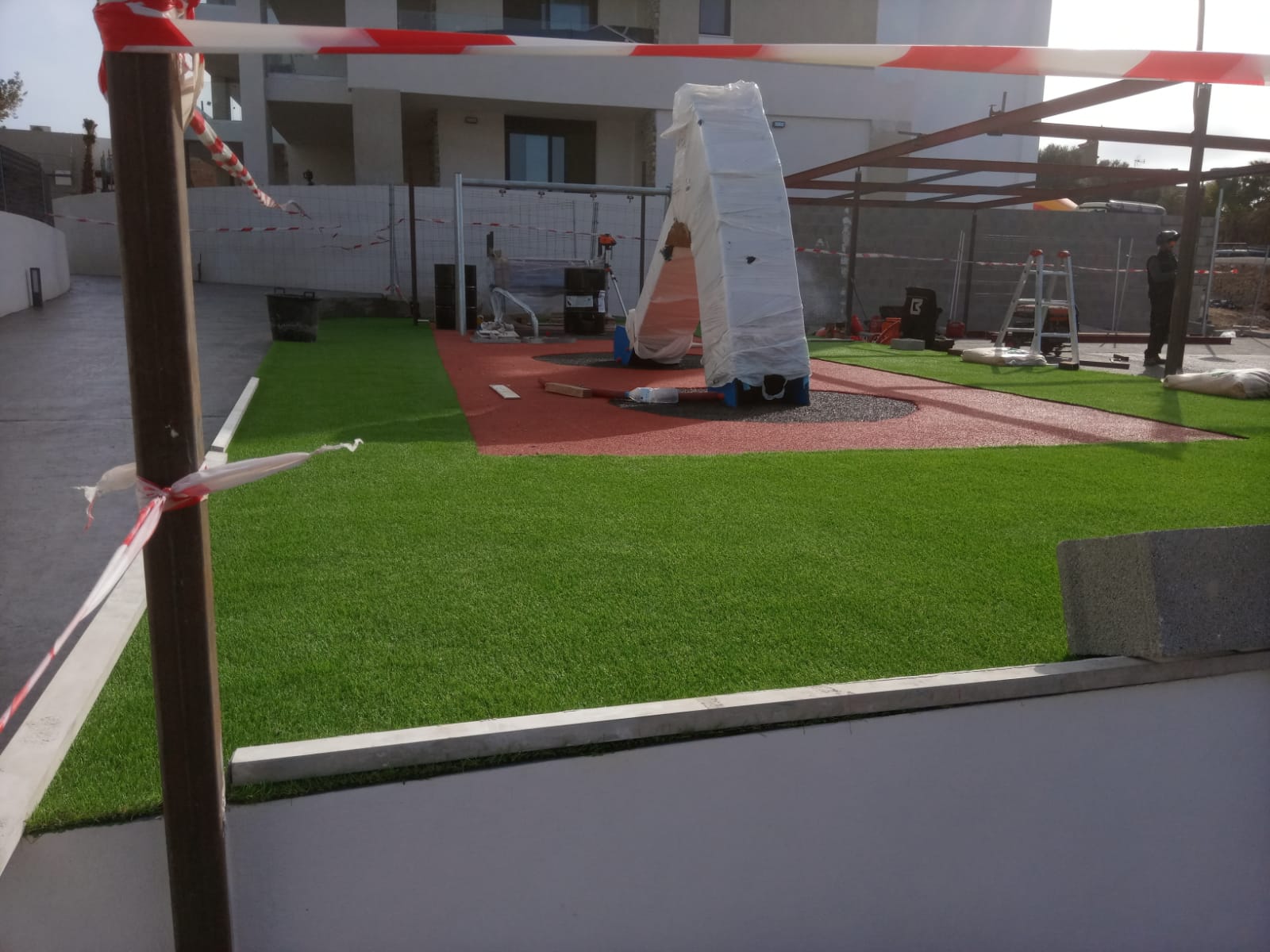 Colocación de capas de seguridad en parque antes del césped