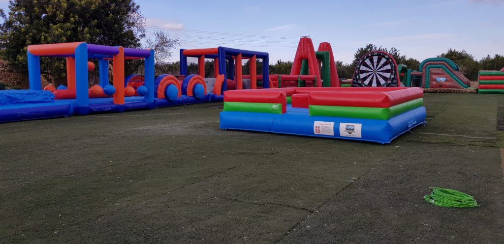 Zona de hinchables sobre césped artificial para eventos