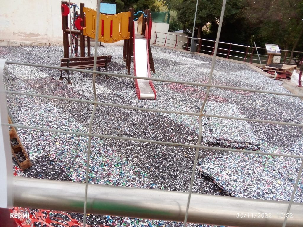 Instalación de césped y suelo de seguridad en parque infantil