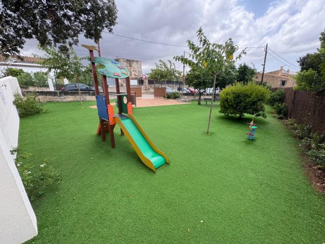 Imagen de WhatsApp 2025-10-08 a las 15.58.17_392ac943 Campo recreativo con césped viejo antes de renovar