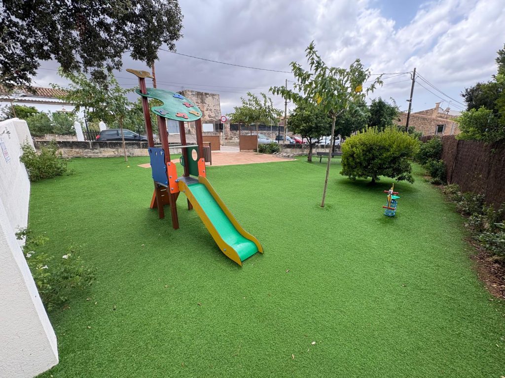 Campo recreativo con césped viejo antes de renovar