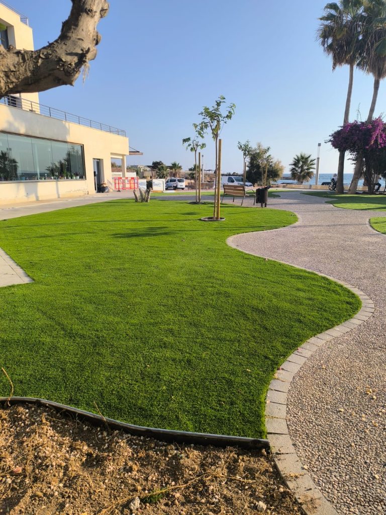 Terreno nivelado con maquinaria para preparación de parque
