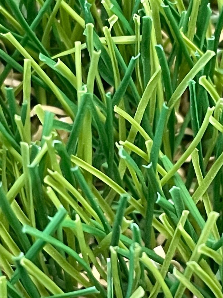 Césped artificial premium para jardines en Mallorca, resistente al sol y de aspecto natural.