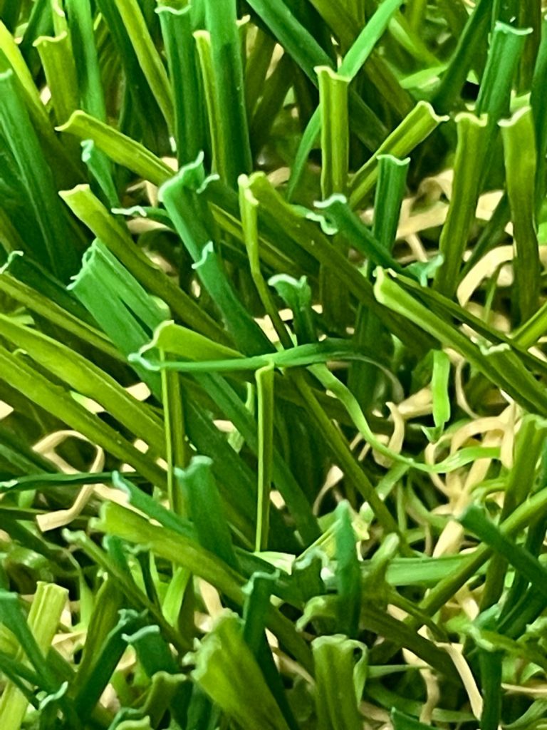 Opción de césped artificial económico con buena durabilidad para espacios exteriores.