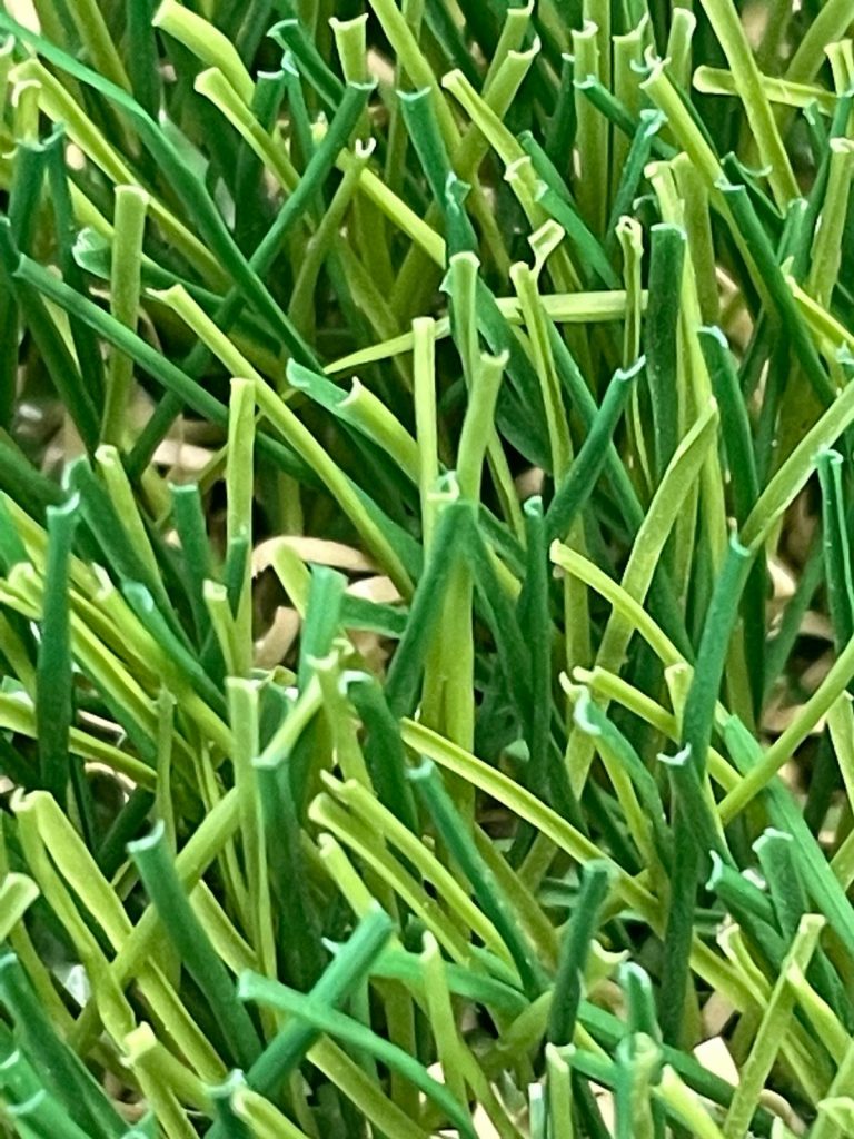 Césped artificial suave y realista para jardines residenciales en Mallorca.